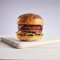 DB_HH_Product_Packshot_Menu-Priority-Beyond-Meat-Burger-Hero_2023.jpg